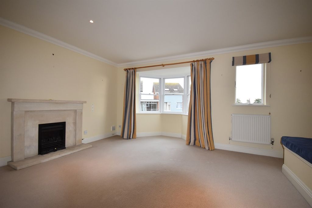 Property photo 2 of 12 Lounge