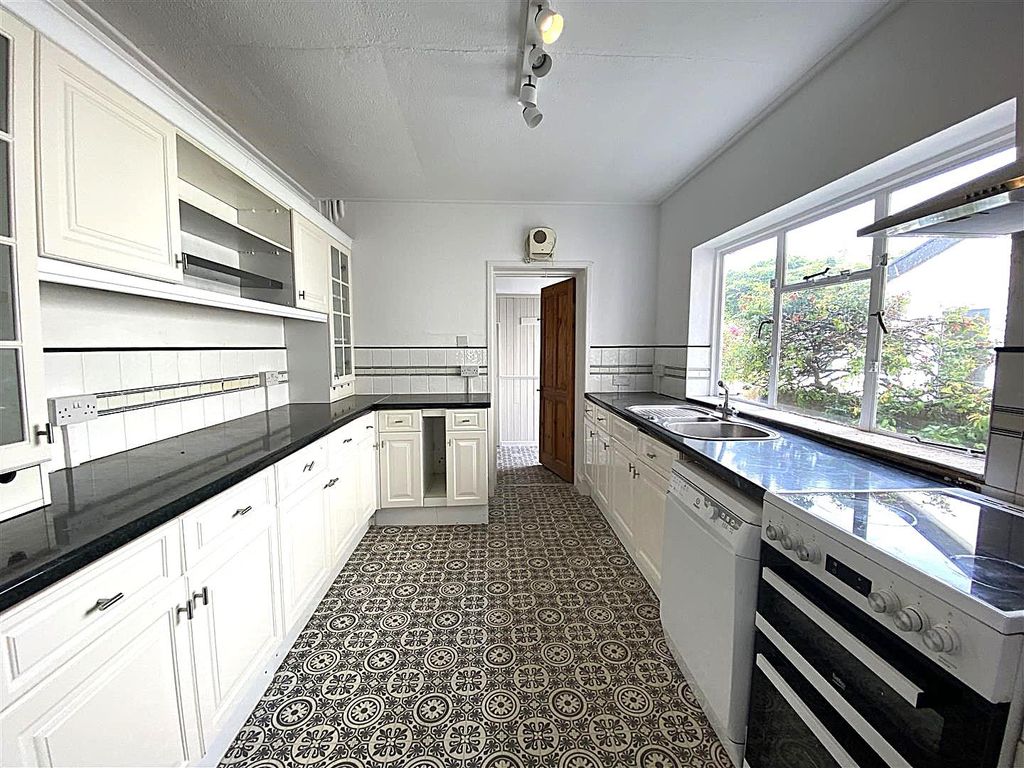 Property photo 3 of 11 Kitchen.Jpg