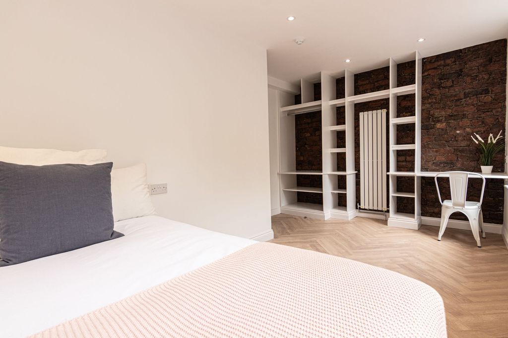 Property photo 1 of 6 Bright And Modern Bedroom Featuring A Cozy Double ...