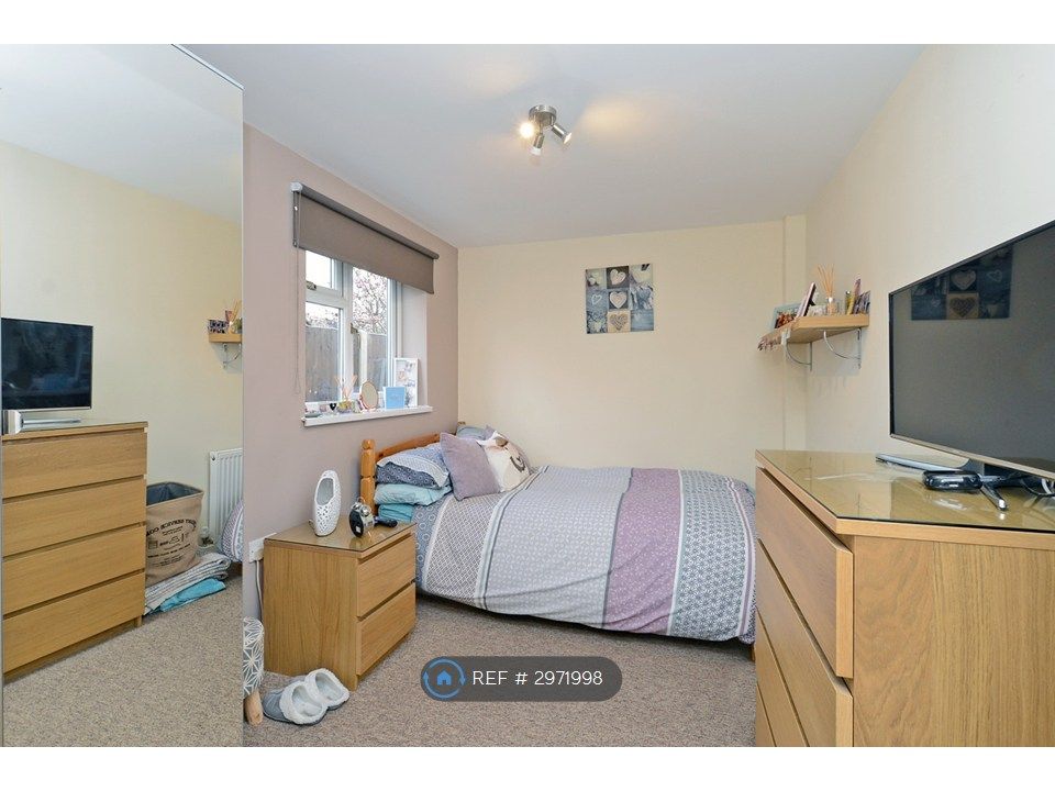 Property photo 3 of 9 Room 2 @ £825.00Pcm