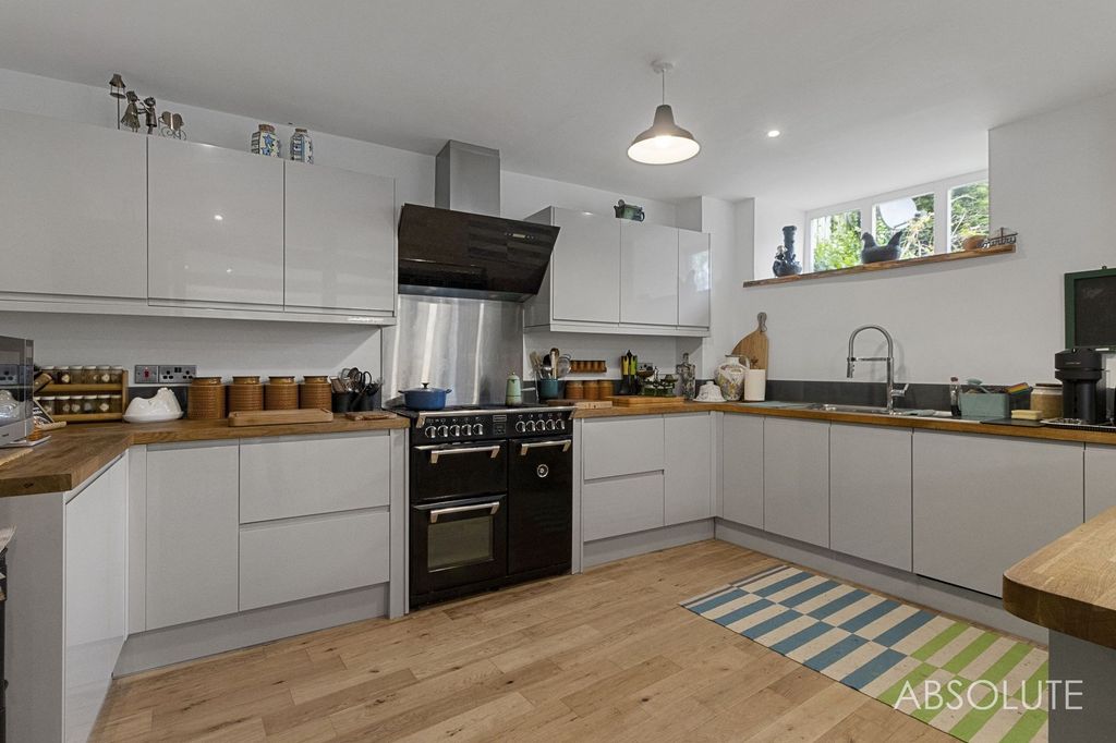 Property photo 2 of 36