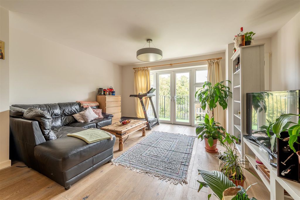 Property photo 2 of 15 Netley Road, Ig2