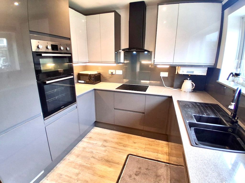 Property photo 3 of 11 Kitchen