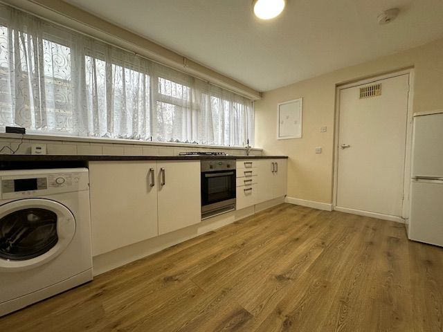Property photo 3 of 8 Kitchen