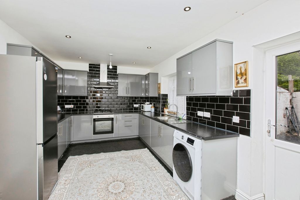 Property photo 3 of 14 Kitchen