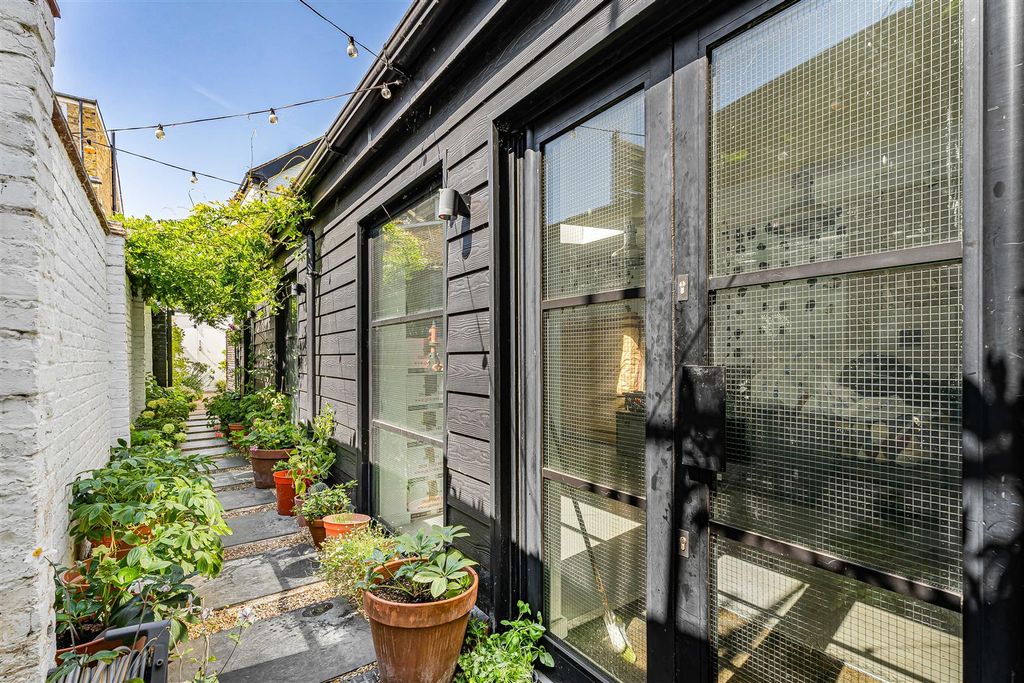 Property photo 3 of 37 130A