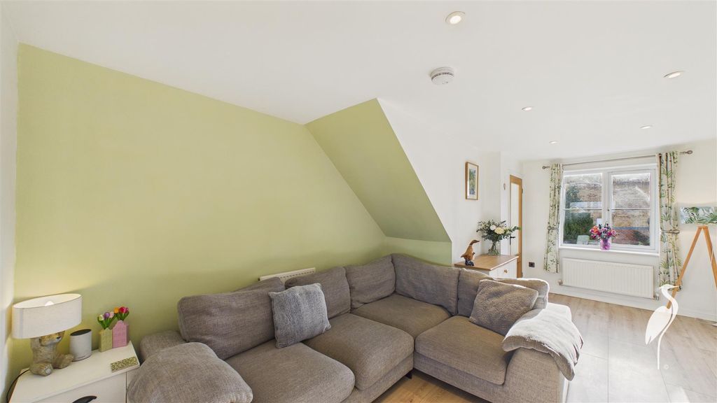 Property photo 3 of 27 Lounge