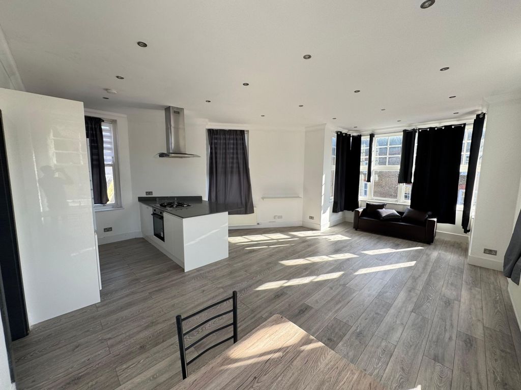 Property photo 1 of 8 Lounge