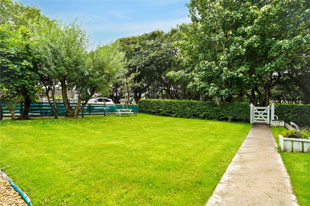 Property photo 3 of 38 Front Garden