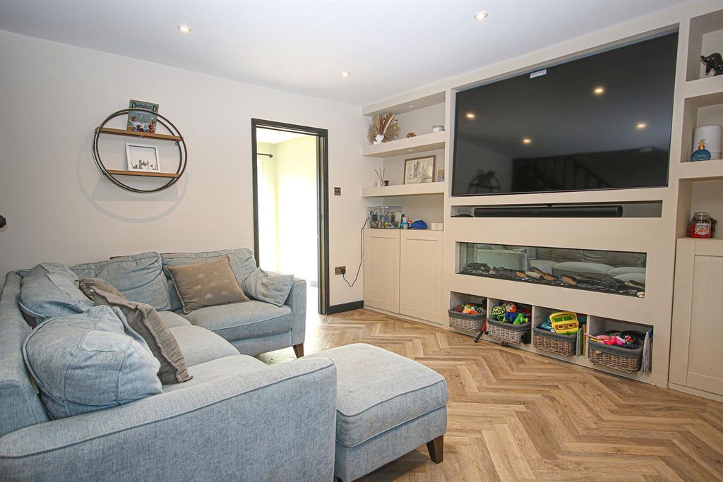 Property photo 3 of 13 Img_8639Lvg.Jpg