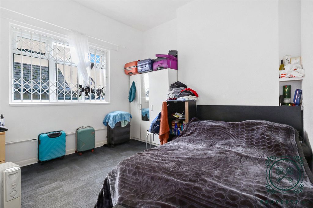 Property photo 2 of 9 Bedroom