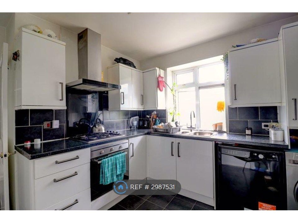 Property photo 3 of 10 Kitchen