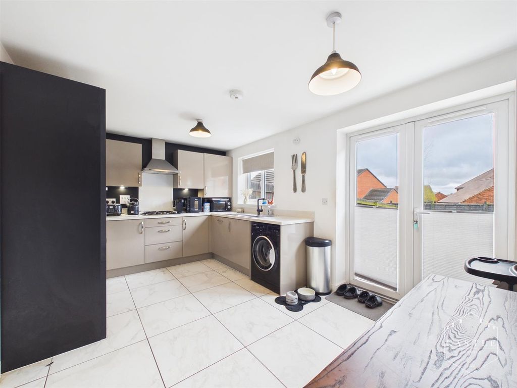 Property photo 3 of 19 Dining Kitchen