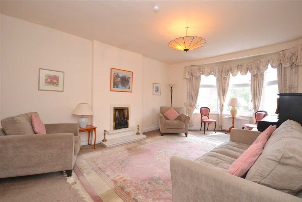 Property photo 2 of 17 Lounge