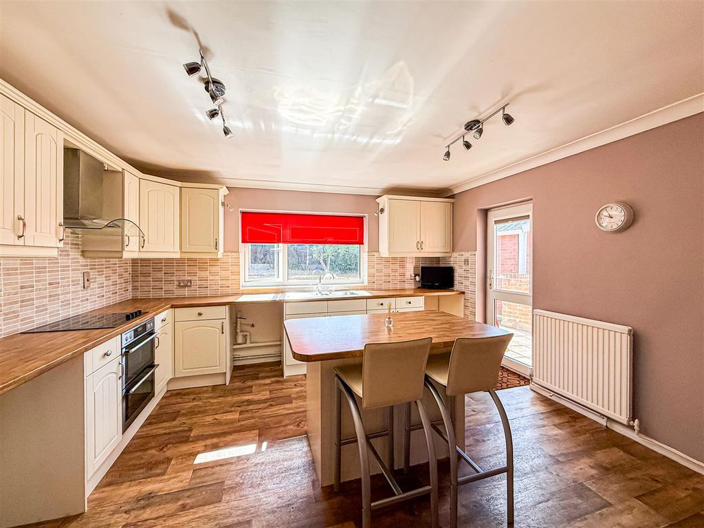 Property photo 3 of 19 Kitchen