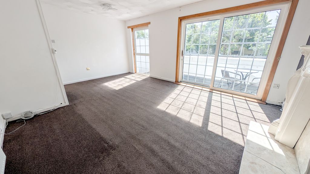 Property photo 3 of 13 Lounge