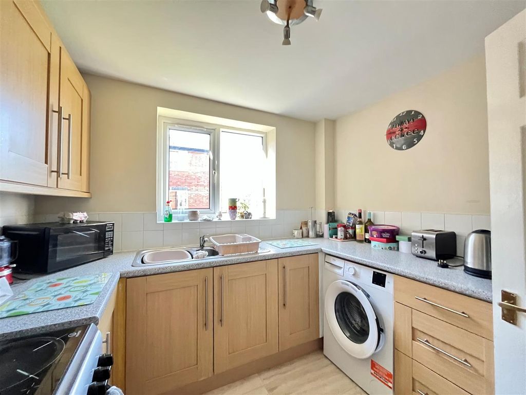 Property photo 3 of 12 Kitchen