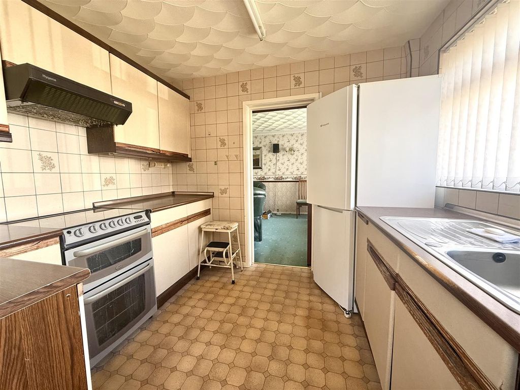 Property photo 3 of 14 Kitchen
