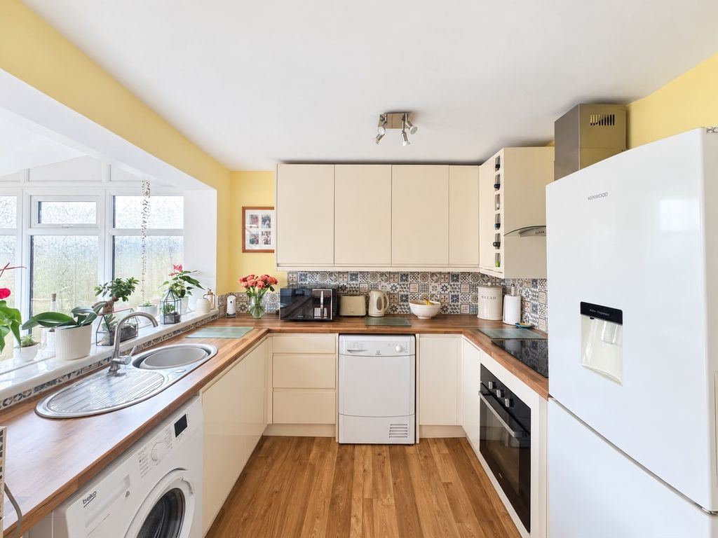 Property photo 3 of 17 Kitchen
