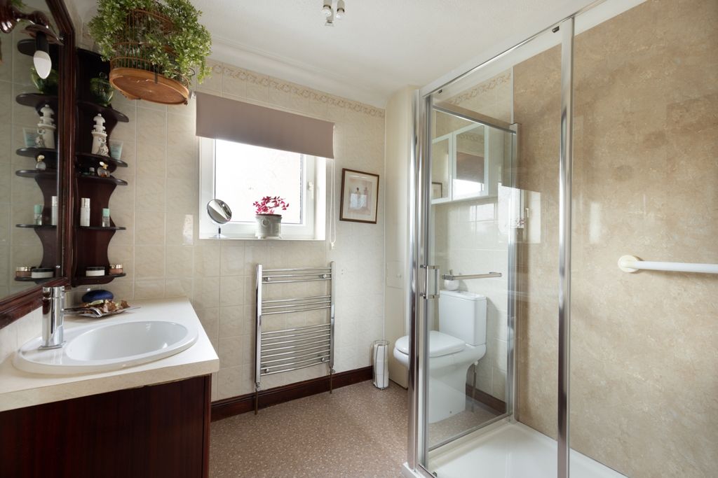 Property photo 3 of 15 Bathroom