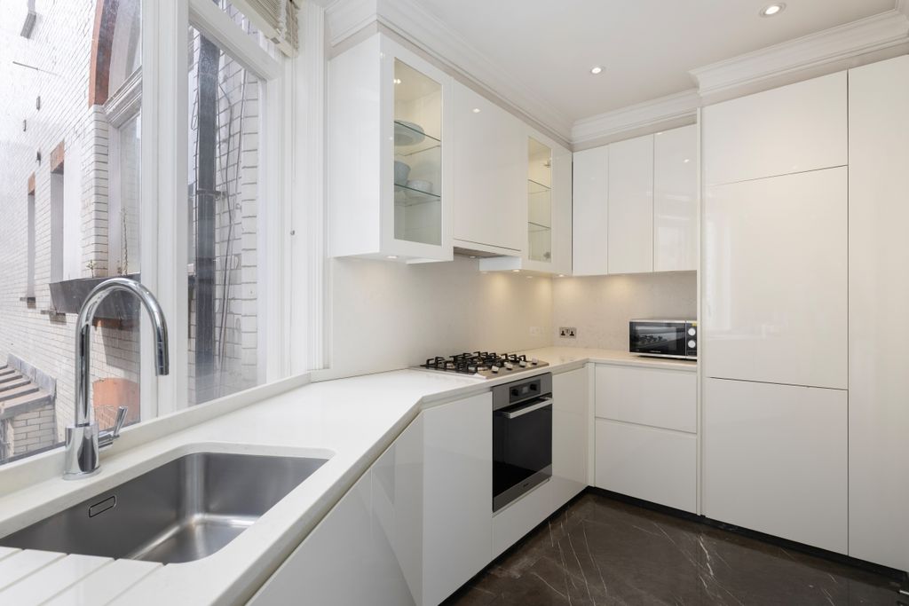 Property photo 2 of 9 Cadogan Square