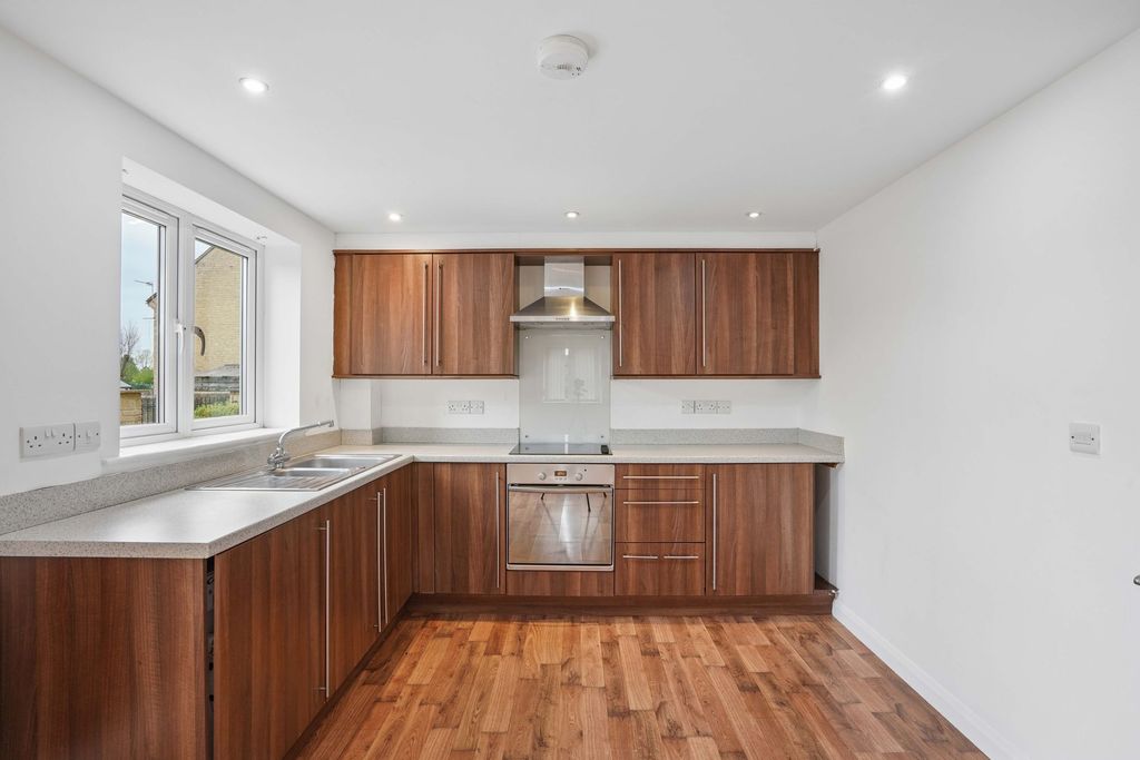 Property photo 3 of 10 Kitchen