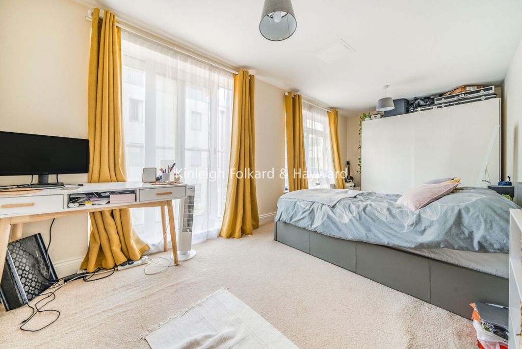 Property photo 3 of 12 04Fc33A4-0d22-4Ecf-9