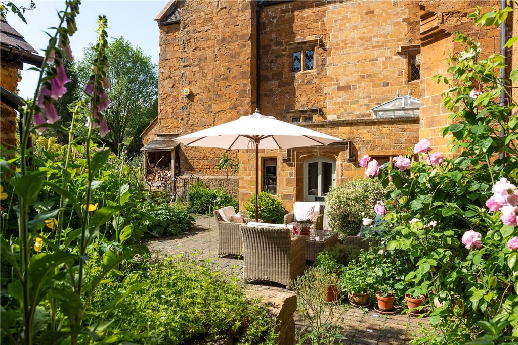 Property photo 3 of 27 Courtyard