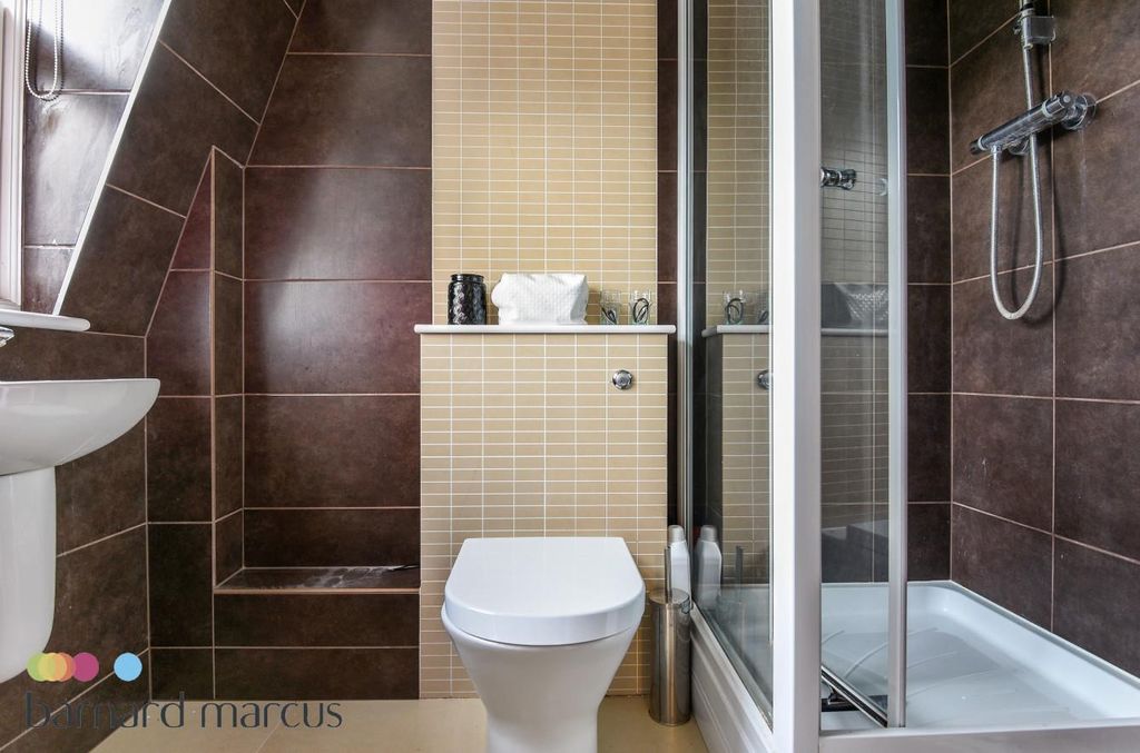 Property photo 2 of 10 Bathroom