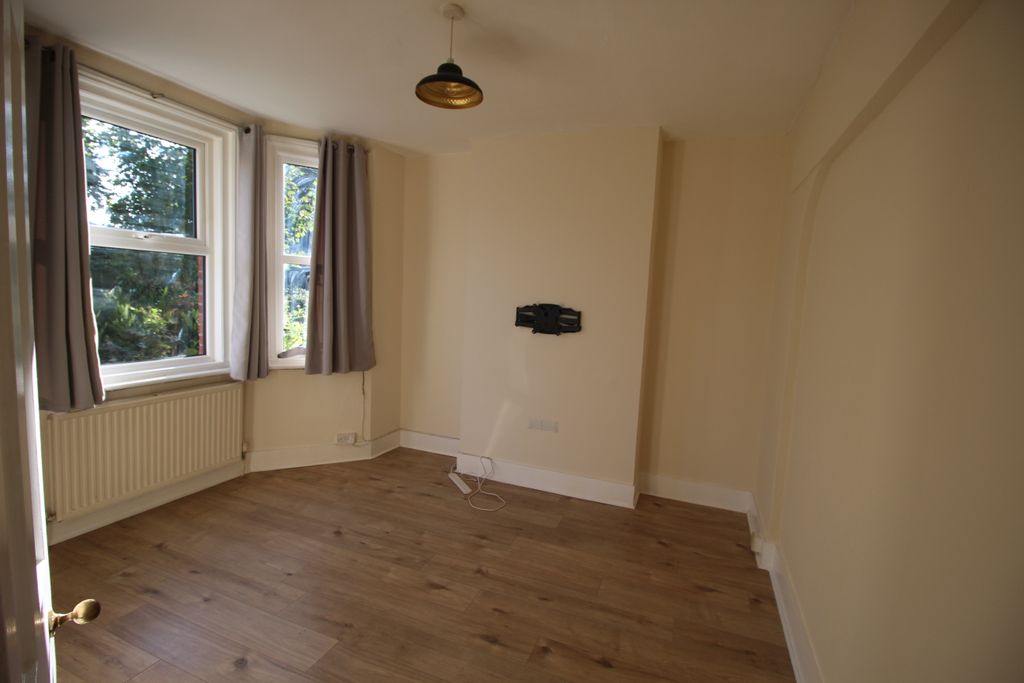 Property photo 3 of 16 Lounge