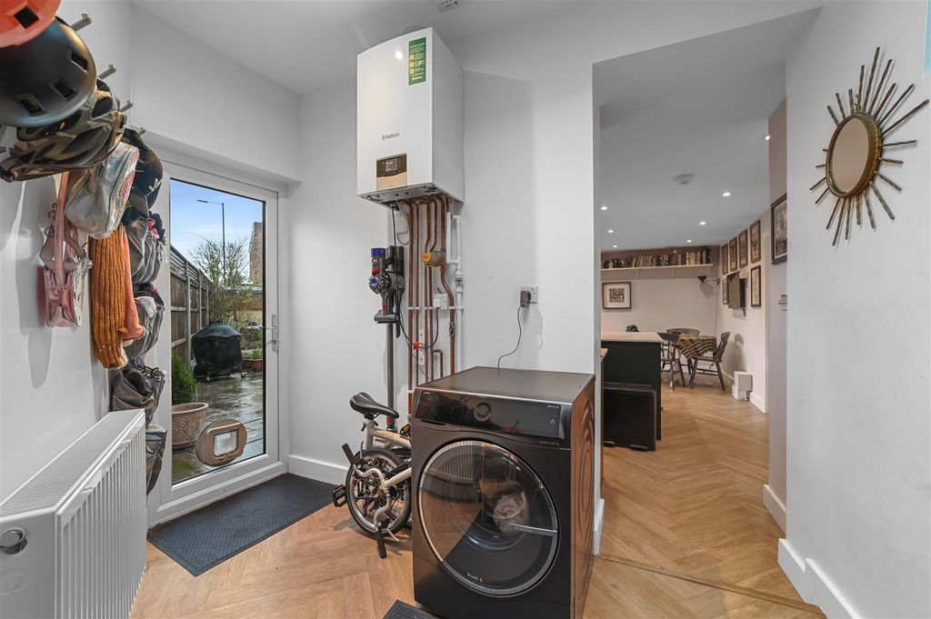 Property photo 2 of 22 Hallway