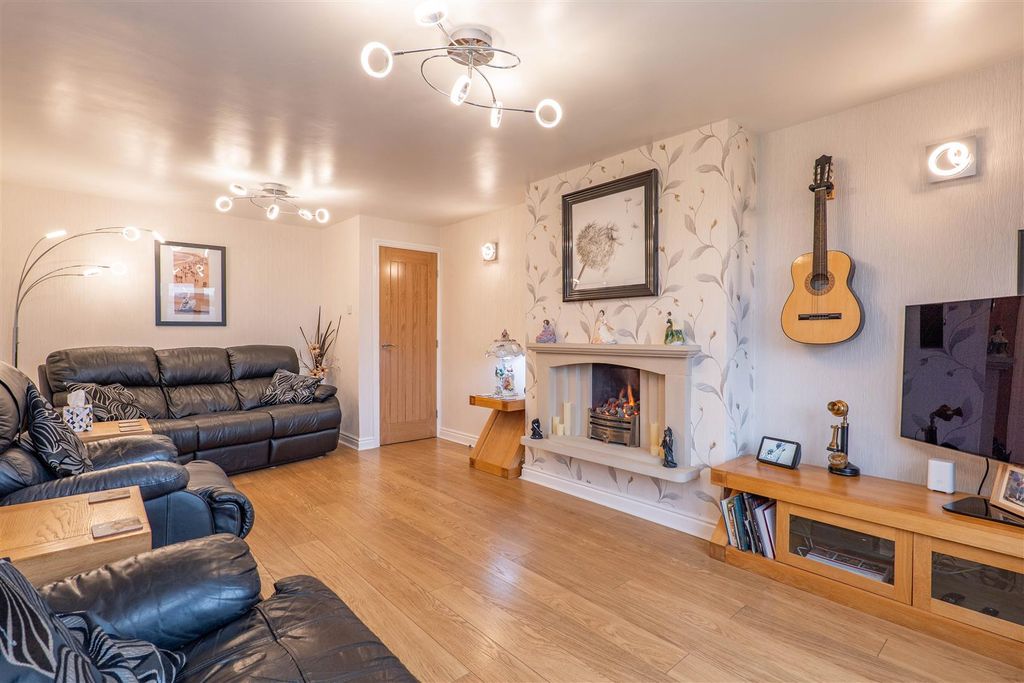 Property photo 2 of 33 Lounge