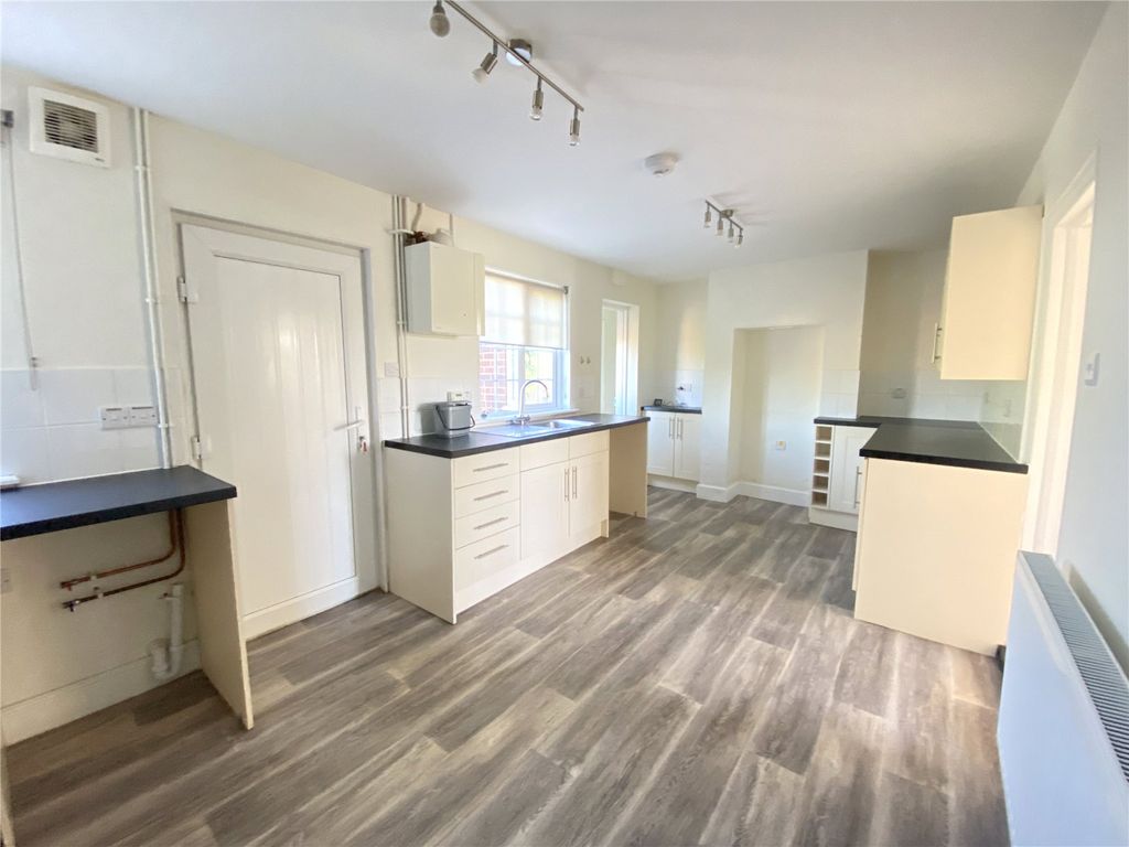 Property photo 3 of 9 Kitchen