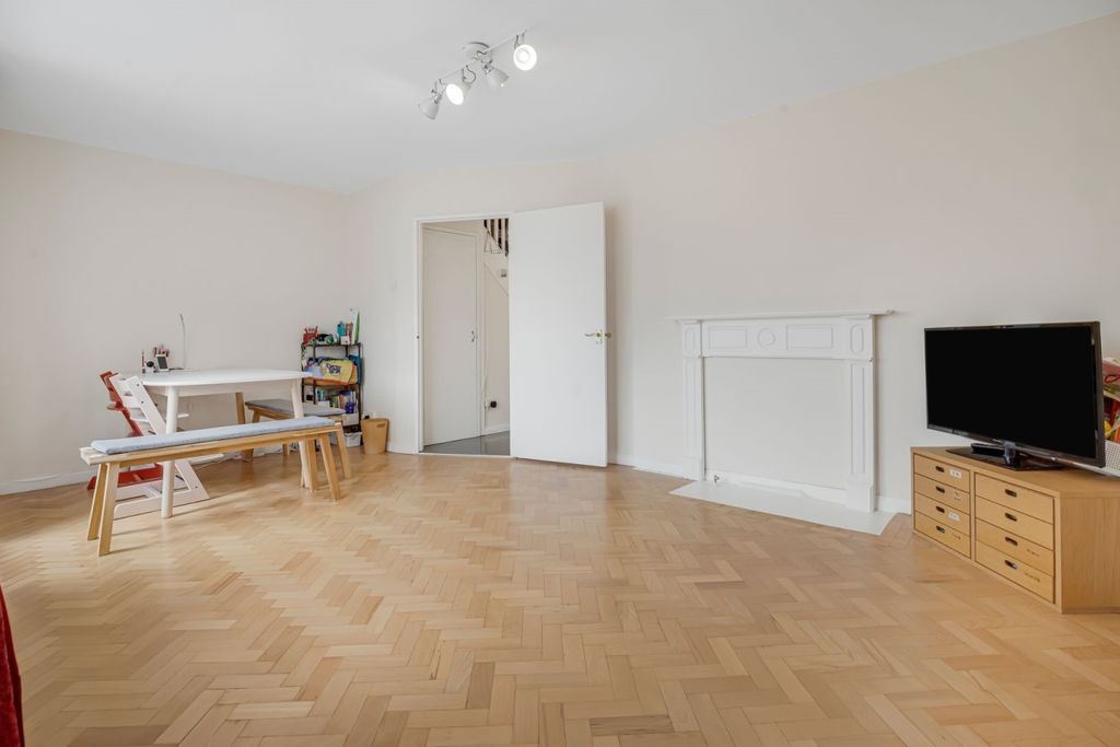 Property photo 2 of 14 Kfh-The_Hollies-17