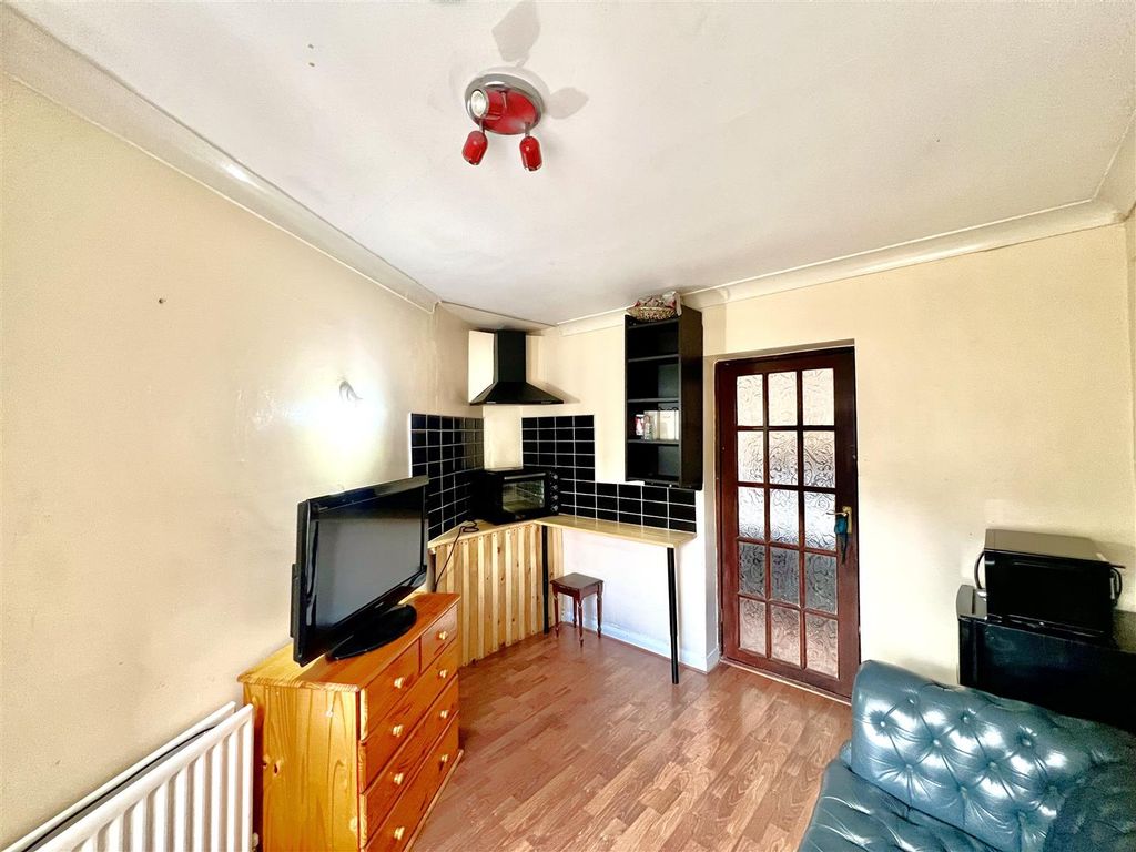 Property photo 2 of 5 Kitchen/ Lounge