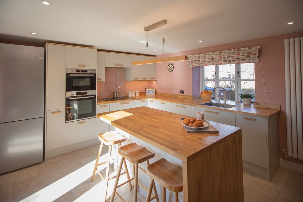 Property photo 2 of 25 Kitchen