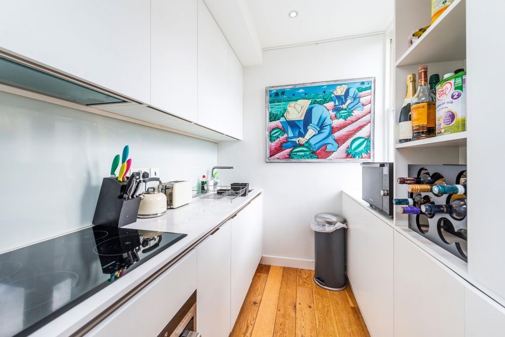 Property photo 2 of 10 Kitchen