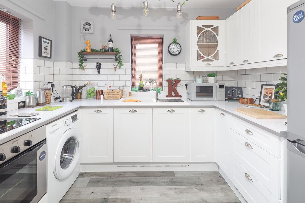 Property photo 3 of 11 Kitchen
