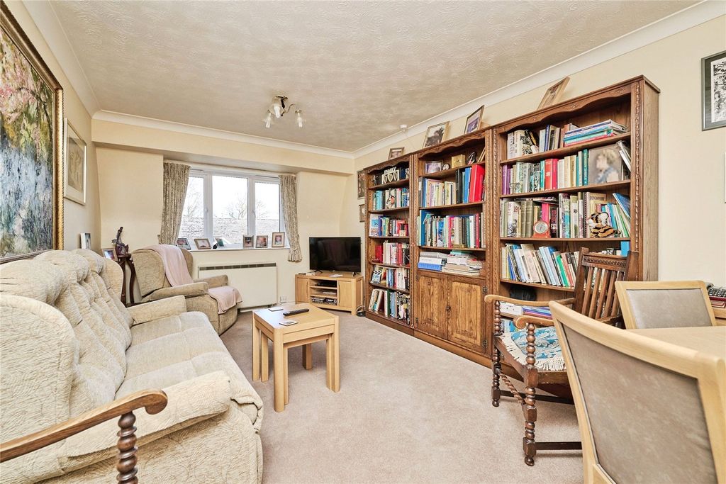 Property photo 1 of 10 Living Room