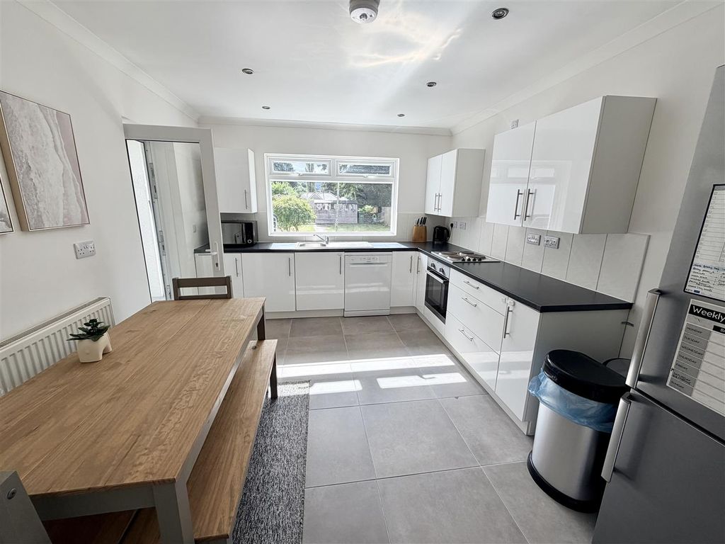 Property photo 3 of 18 Kitchen