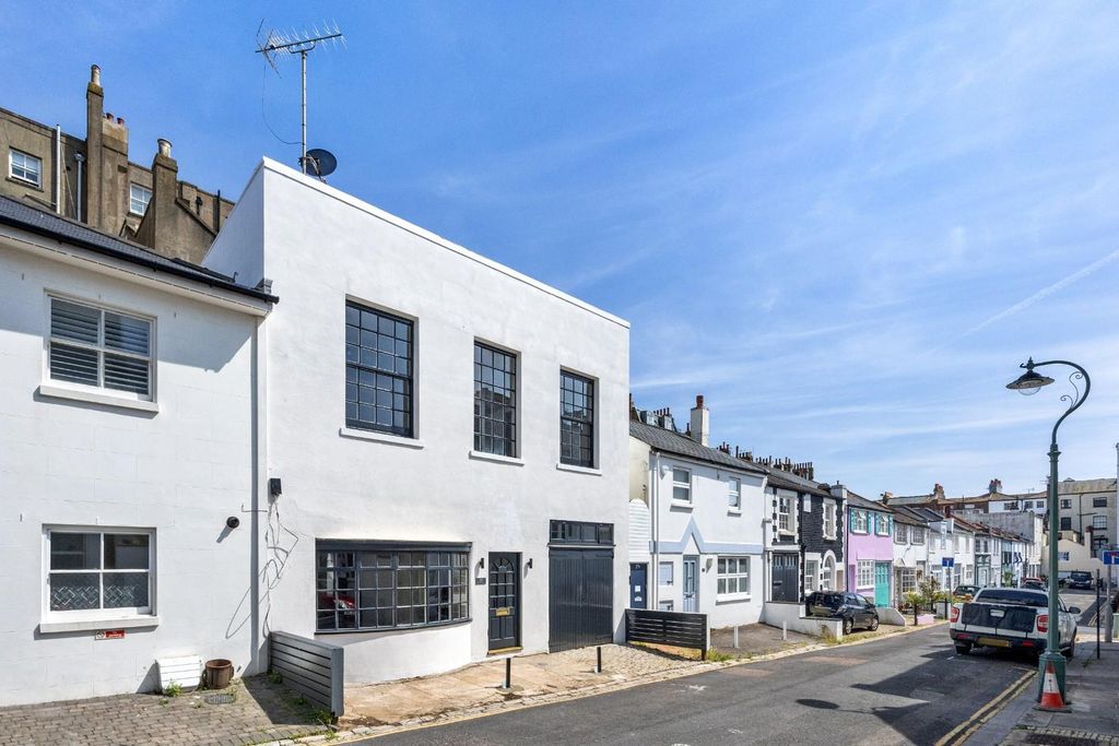 Property photo 1 of 42 Brunswick Street West, 39-001.Jpg