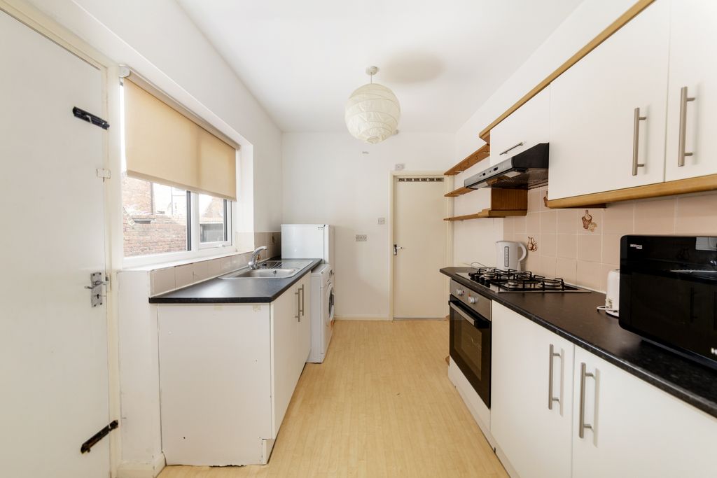 Property photo 2 of 7 87 Grosvenor Road885