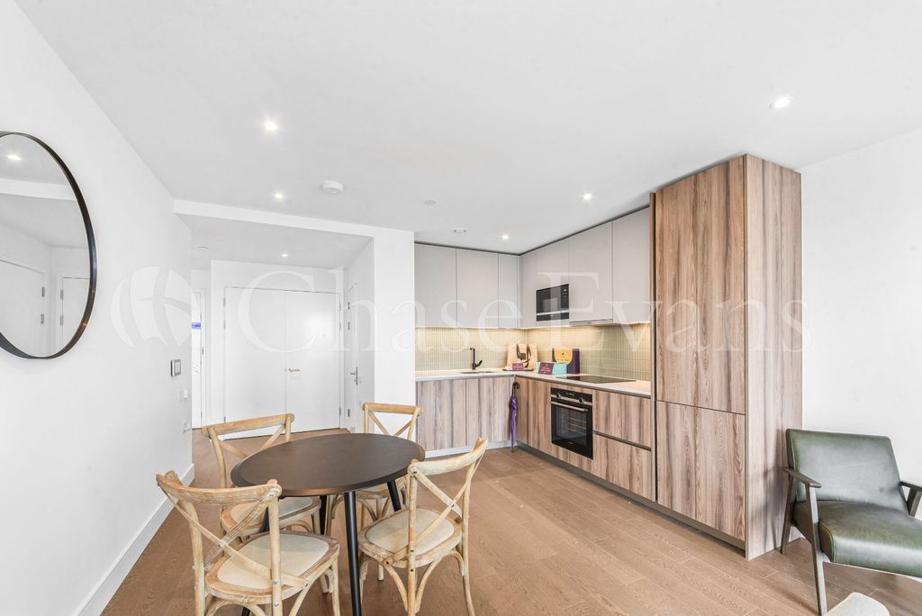 Property photo 3 of 17 Kitchen