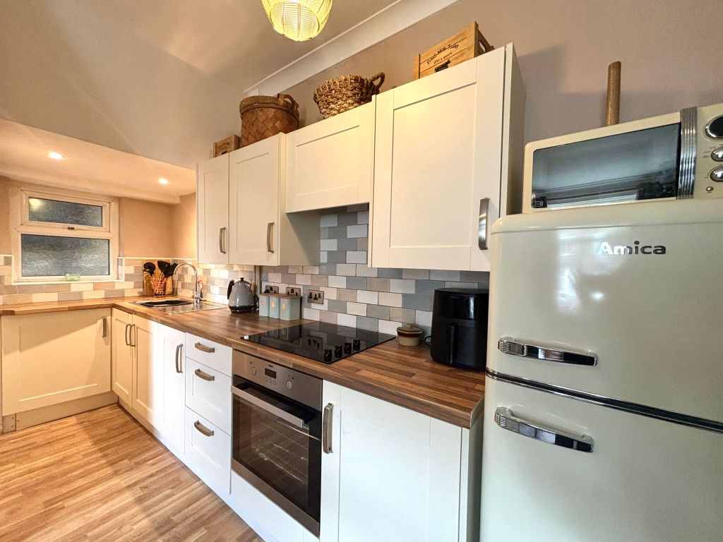 Property photo 3 of 18 Kitchen