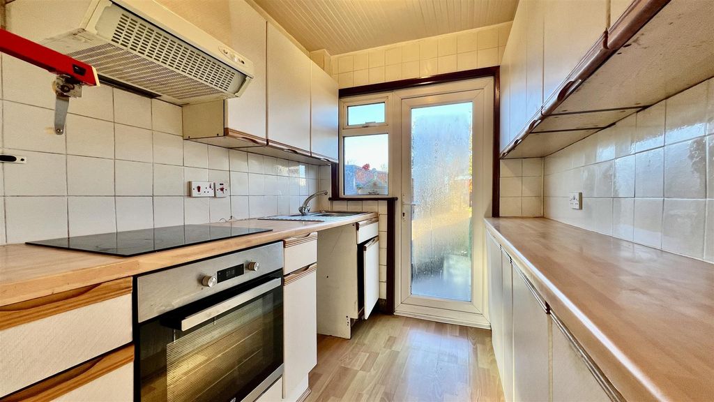 Property photo 3 of 10 Kitchen