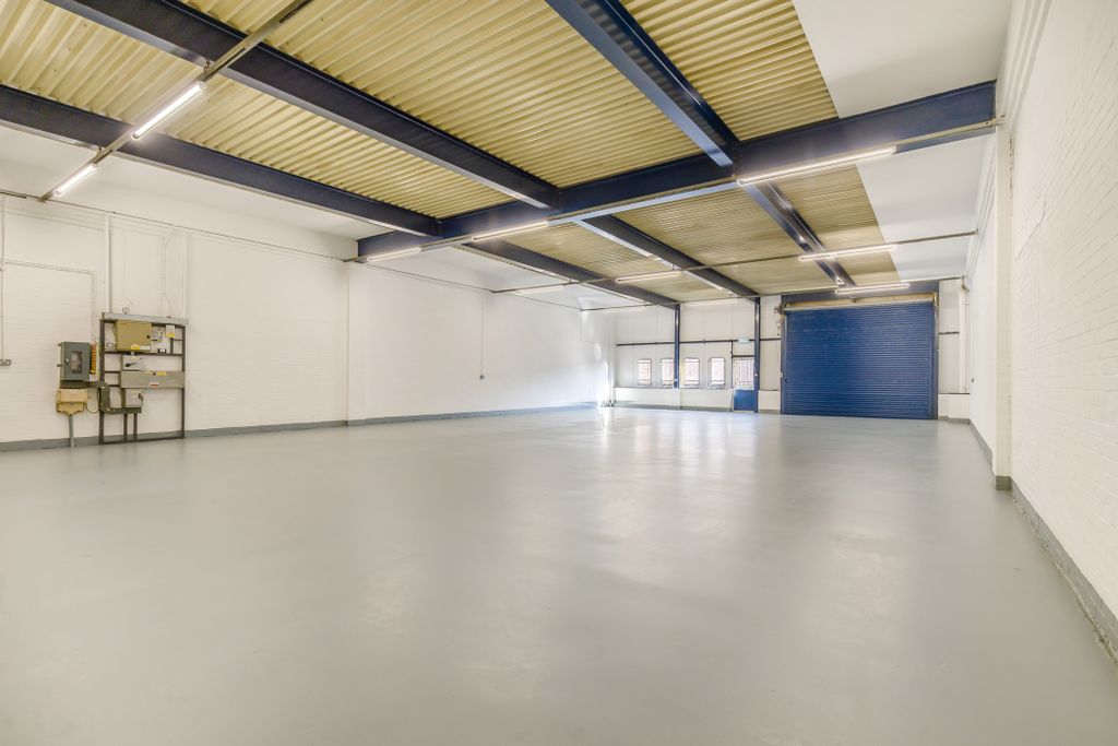 Property photo 3 of 16 8699554-Interior05-800