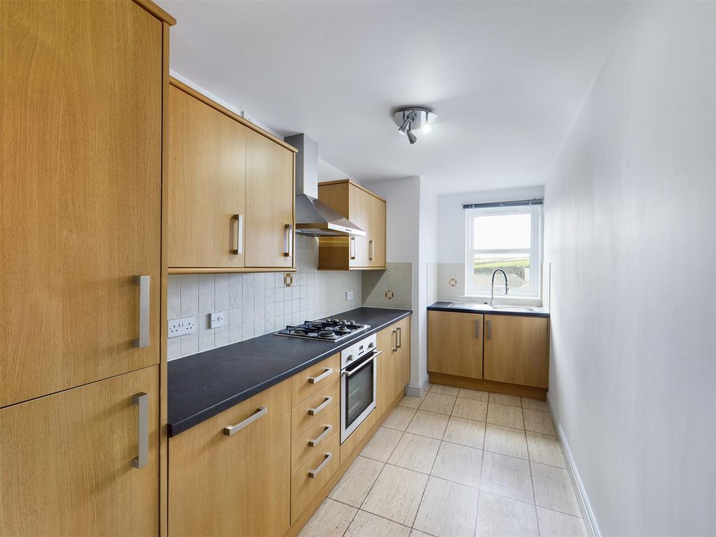 Property photo 3 of 12 2 Pentire Mews Kitchen