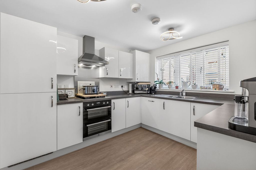 Property photo 3 of 34