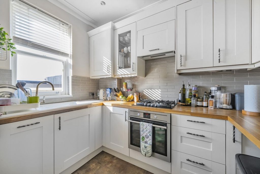 Property photo 2 of 7 Kitchen