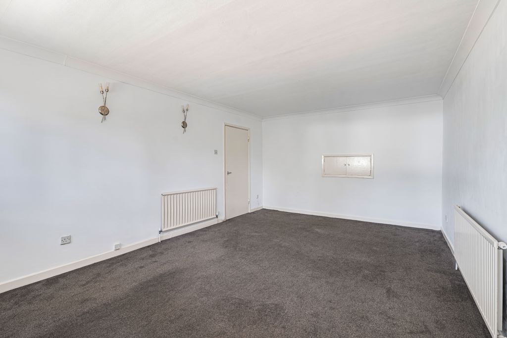 Property photo 3 of 12 Lounge